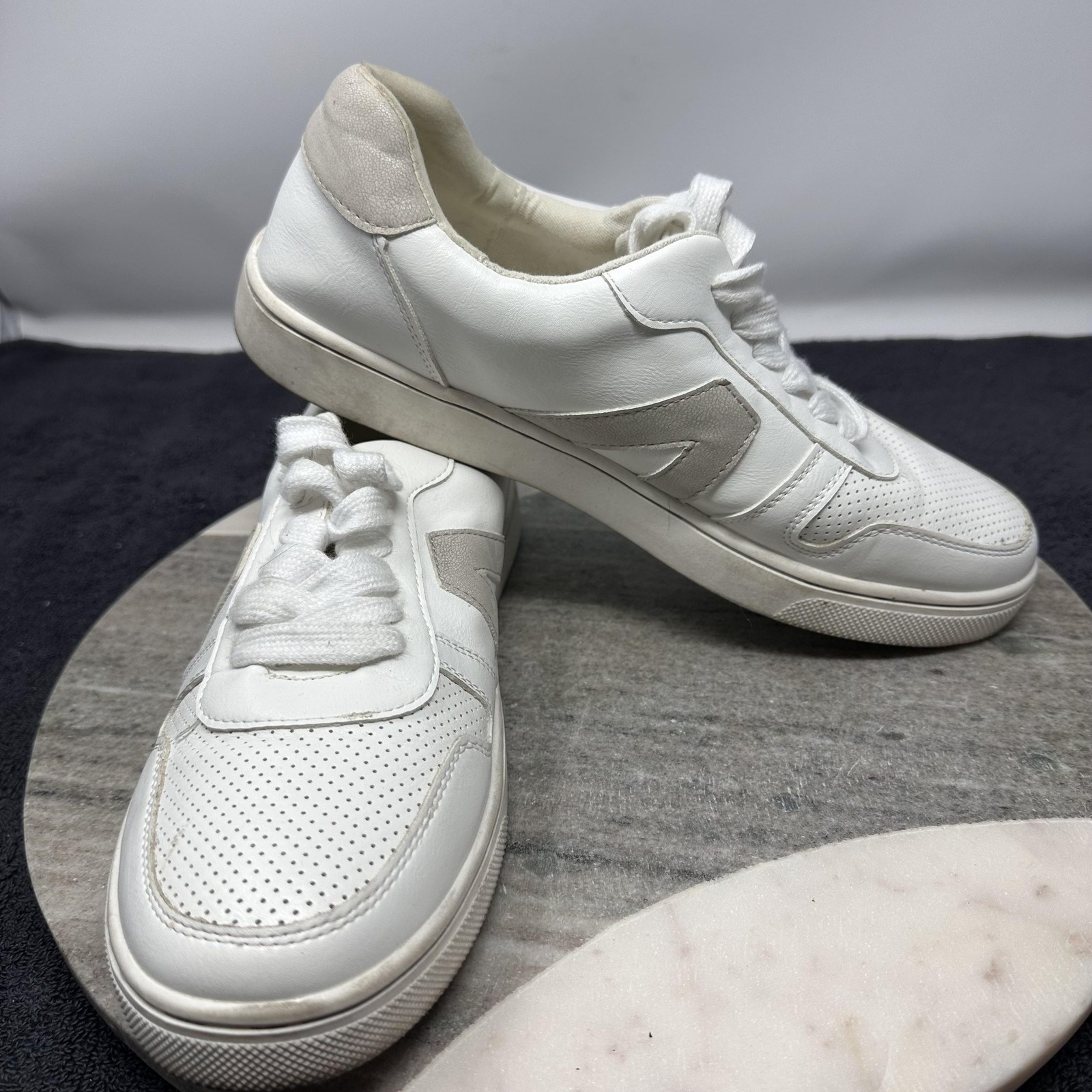 Mia Shoes Womens Size 9.5 White Gray Low Top Lace Up Sneaker